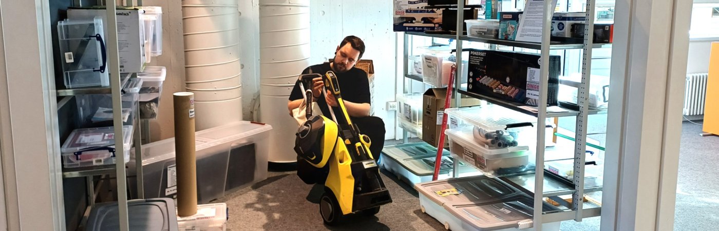 Gezeigt werden ausleihbare Gegenstände aus der Bibliothek der Dinge