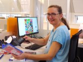 Mit einem Scanner werden Bücher verbucht