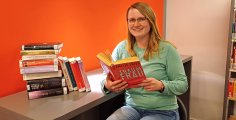 Gezeigt wird eine Mitarbeiterin der Bibliothek