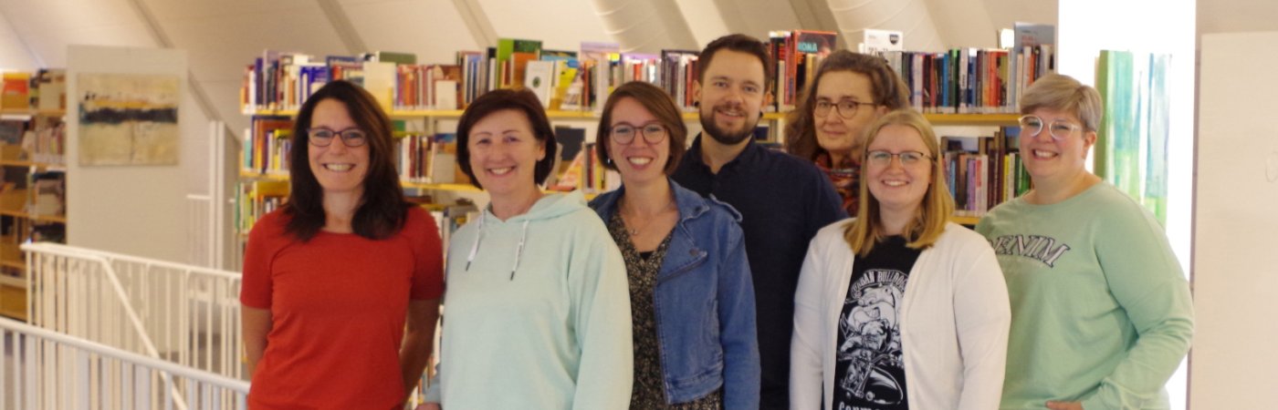 Gezeigt wird das Team der Stadtbibliothek