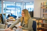 Mit einem Scanner werden Bücher verbucht
