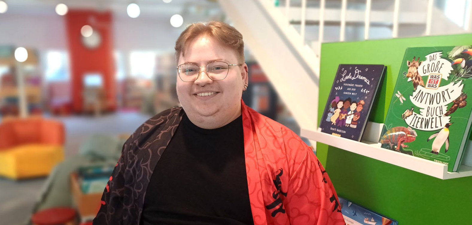 Gezeigt wir der neue Auszubildende der Stadtbibliothek Rheda-Wiedenbrück