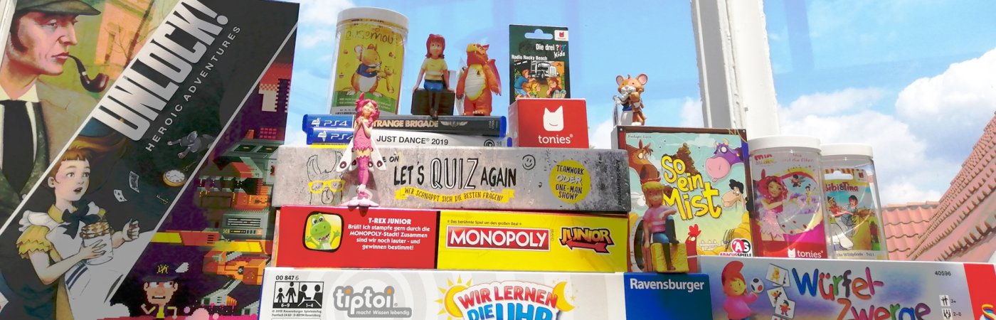 Medienstapel Vor einem Fenster liegt ein Medienstapel