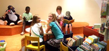 Spielende Kinder in der Kinderbibliothek Rheda