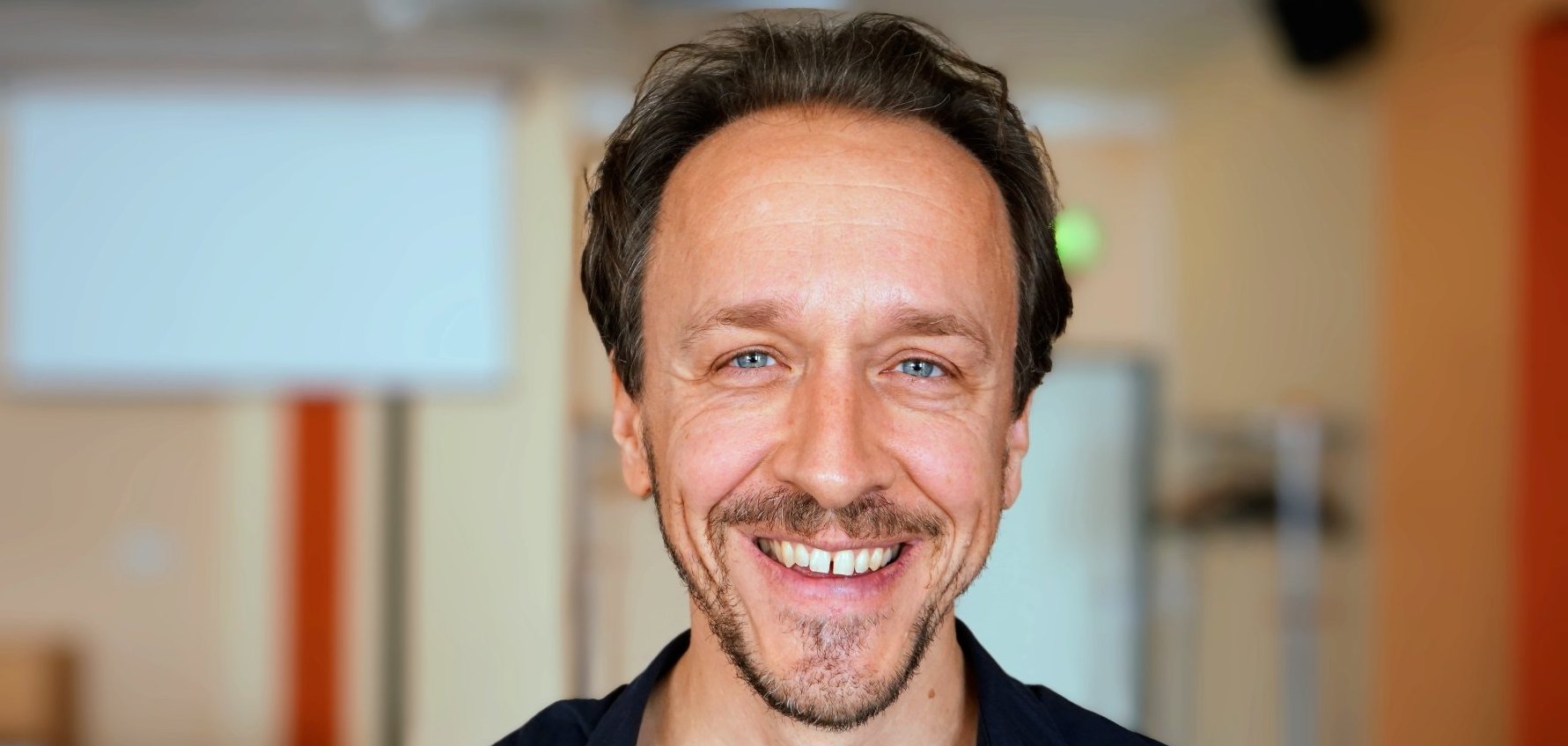 Gezeigt wird der Autor Christof Jauernig