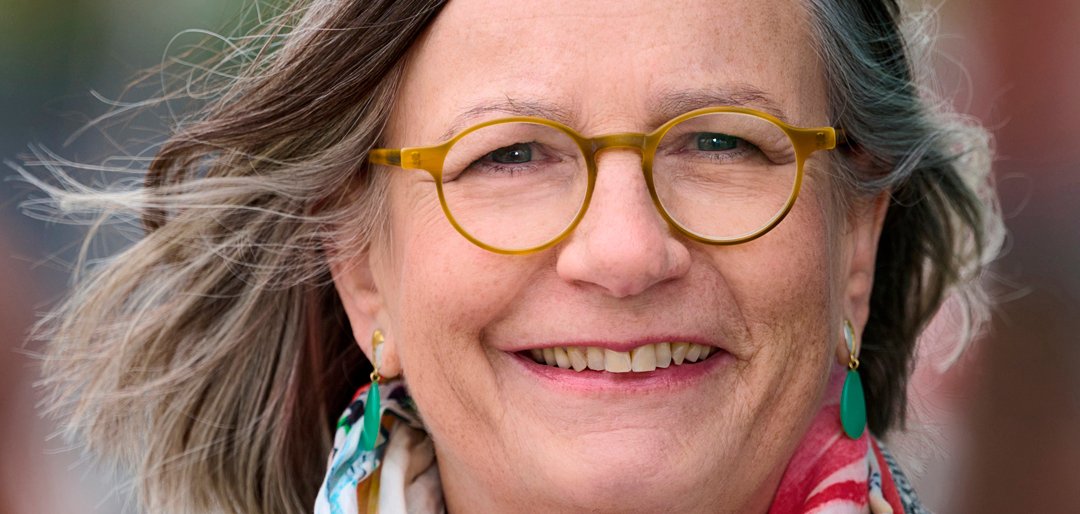 Gezeigt wird die Literaturexpertin Annemarie Stoltenberg