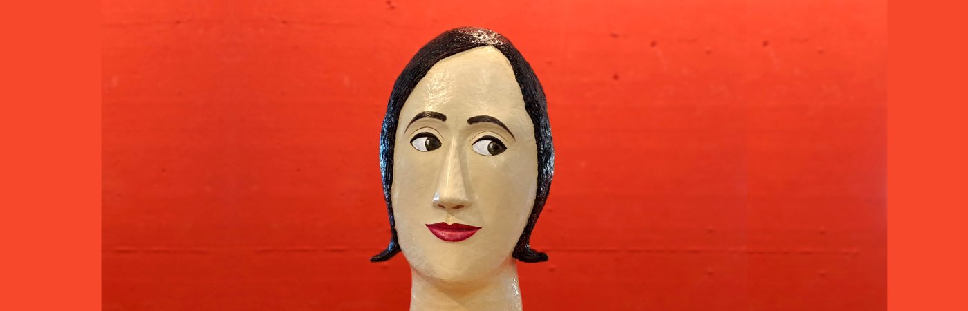 Gezeigt wird eine Figur aus Pappmaché