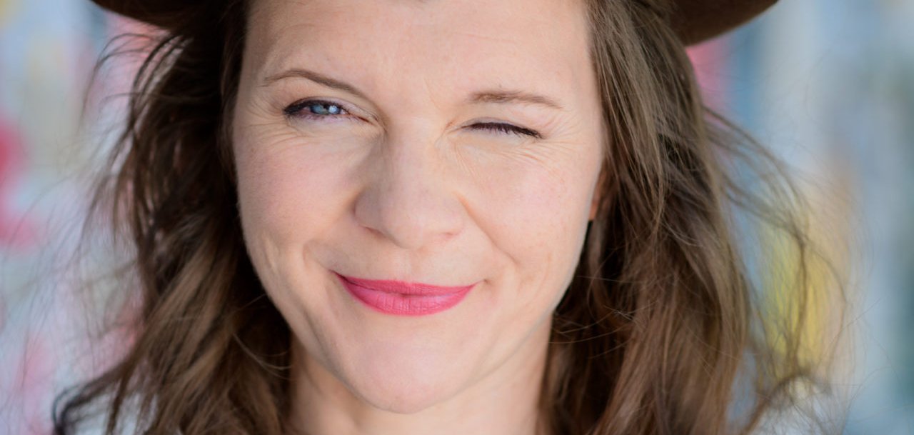 Gezeigt wir die Autorin Charly von Feyerabend