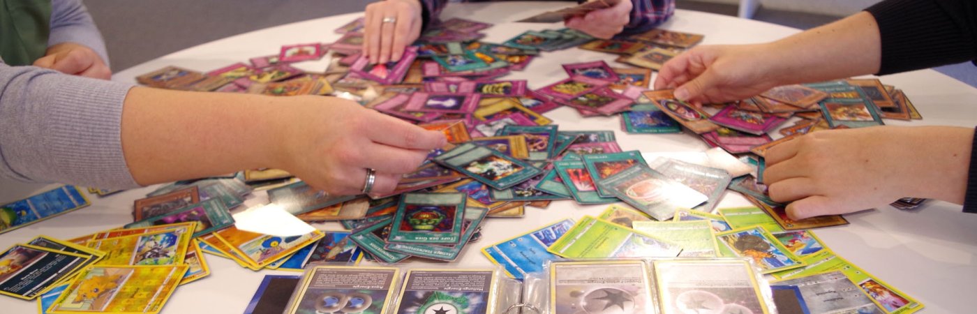 Gezeigt werden verschiedene Sammelkarten