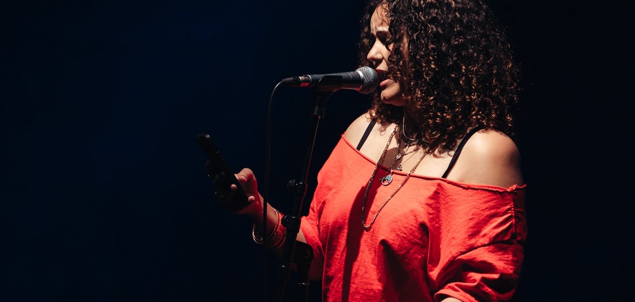 Gezeigt wird eine Slammerin