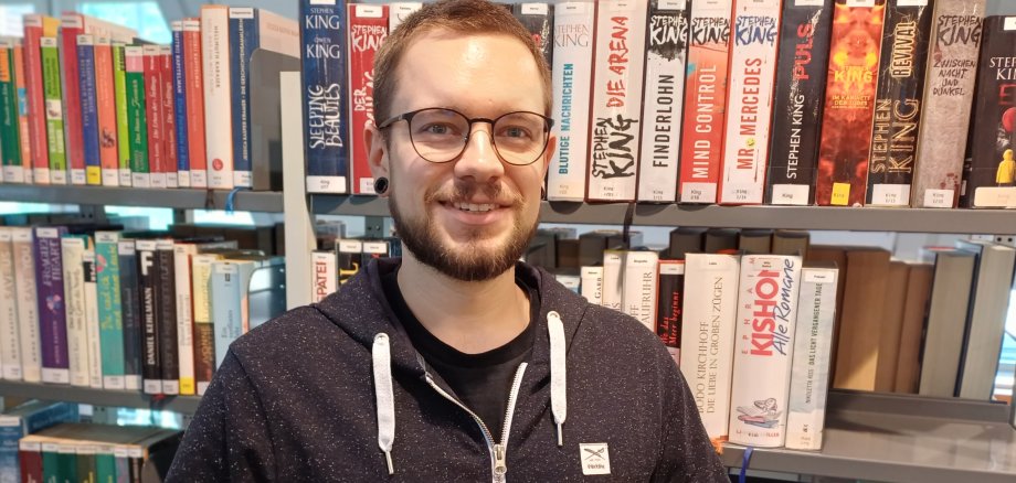 Gezeigt wird der Auszubildende der Stadtbibliothek