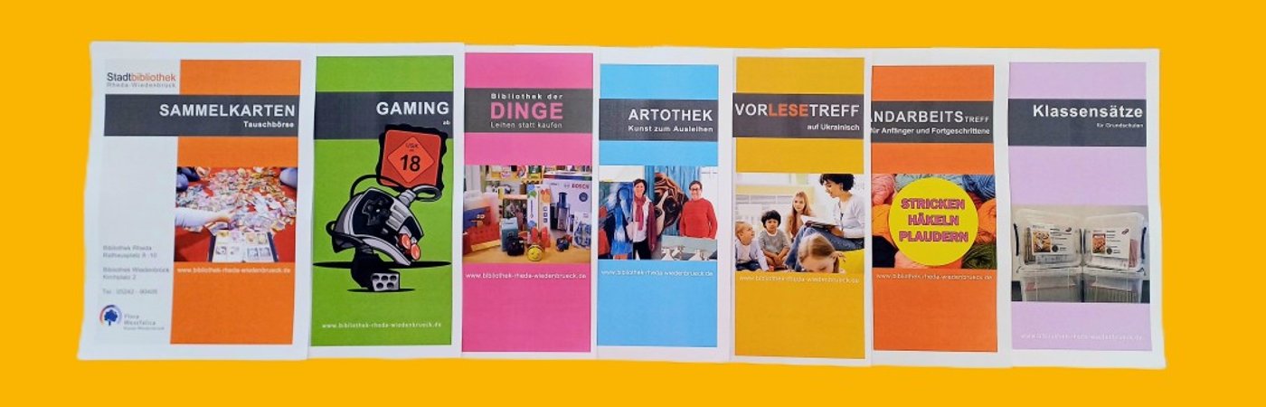 Gezeigt werden verschiedene Flyer der Bibliothek