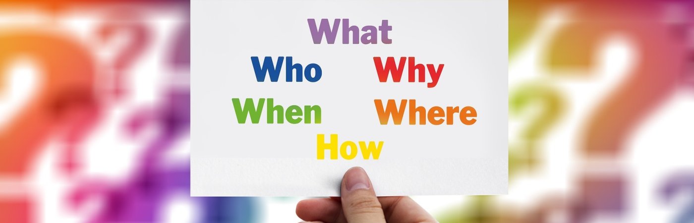 Gezeigt wird ein Plakat mit den Fragen waht, who, why, when