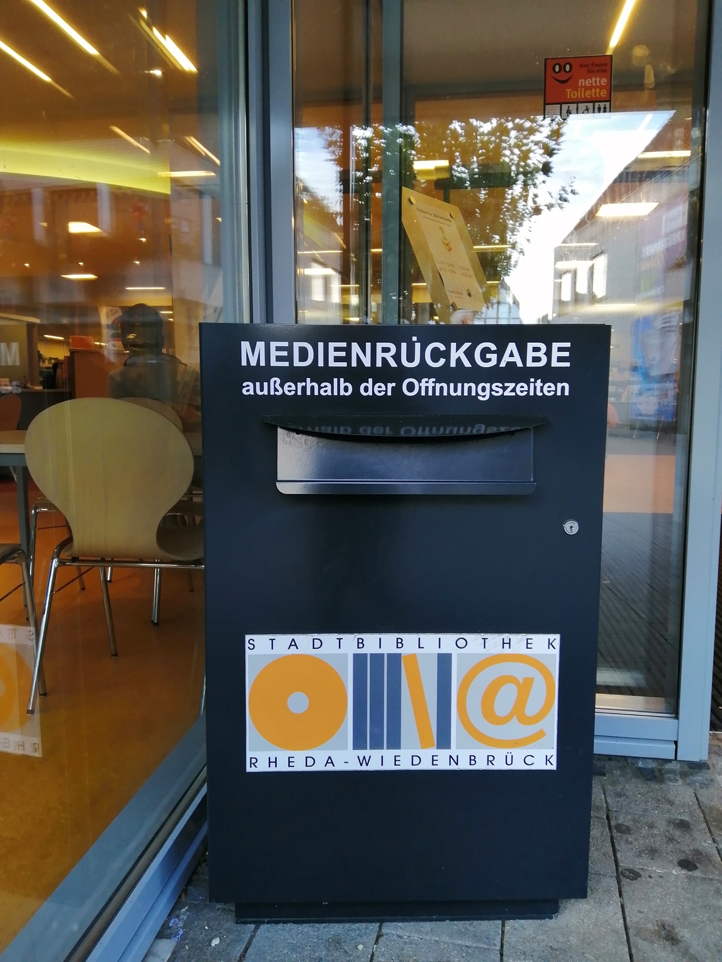 Gezeigt wird eine graue Metallbox mit der Aufschrift Medienrückgabe