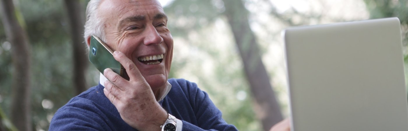 Gezeigt wird ein mit einem Smartphone telefonierender Herr