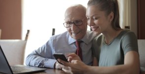 Gezeigt wird ein Jugendlicher während der Beratung eines Seniors