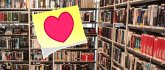 Gezeigt wird ein Bücherregal mit einem Herz-Postit