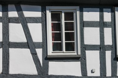 Gezeigt wird Front eines Fachwerkhauses