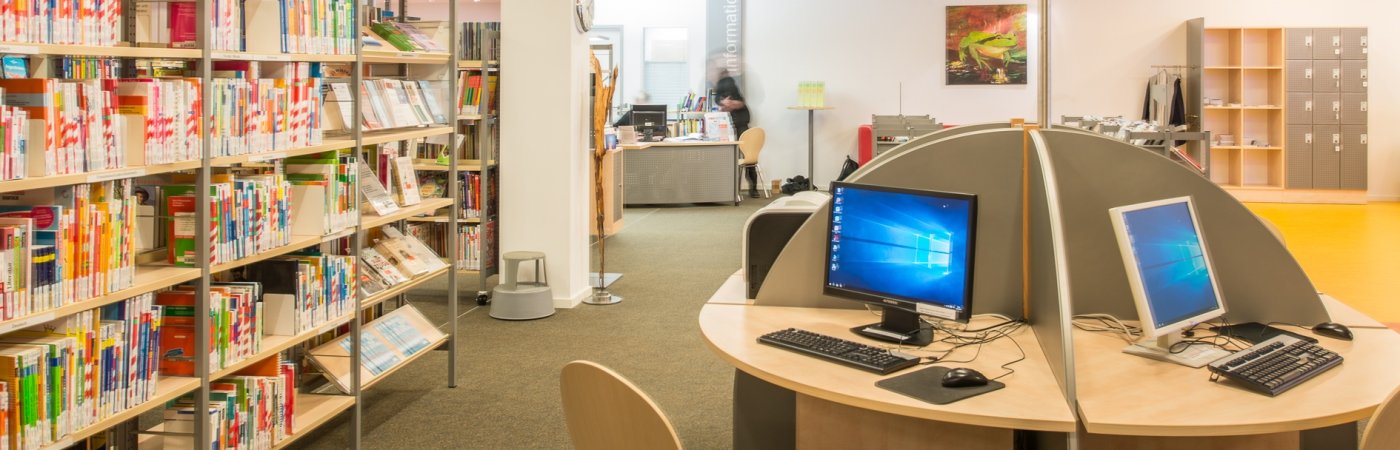 Gezeigt werden vier Internetarbeitsplätze in der Bibliothek Rheda.